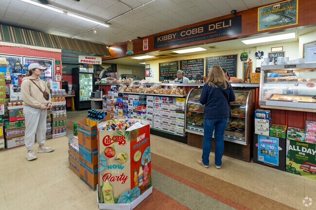 Kibby Cobb Liquor and Deli is an excellent place for Creglow Heights locals to pick up lunch.