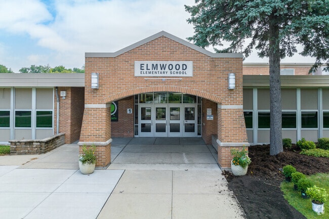 Elmwood Elementary School is a top-rated, public school located in Naperville, IL.