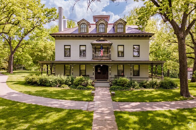 Historic homes line the streets of the Heart of Independence.
