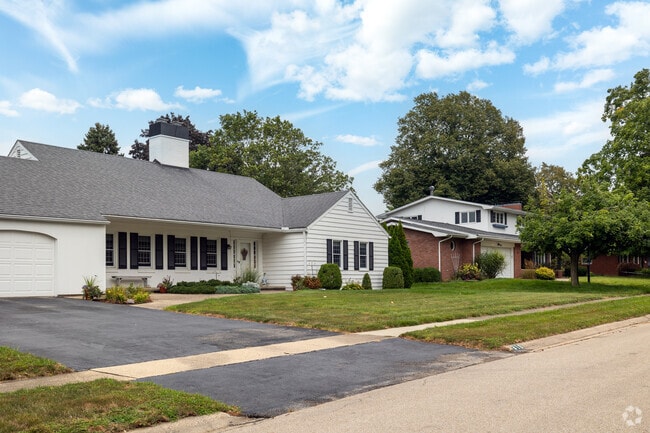 There are a number of homes with wide lawns in Fairway Knolls.