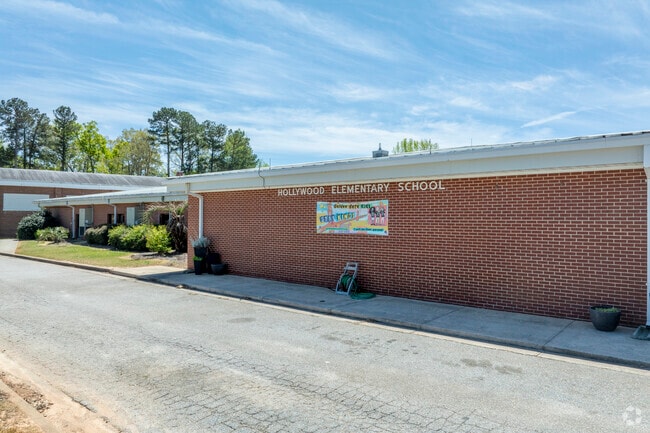 Hollywood Elementary School has an Overall Niche Grade of B-.