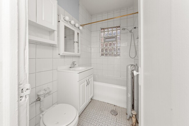 4225 N Paulina St unit 4227-W3, Chicago, IL 60613 - photo 7