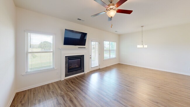 200 Springs Crossing Cir, Columbiana, AL 35051 - photo 2