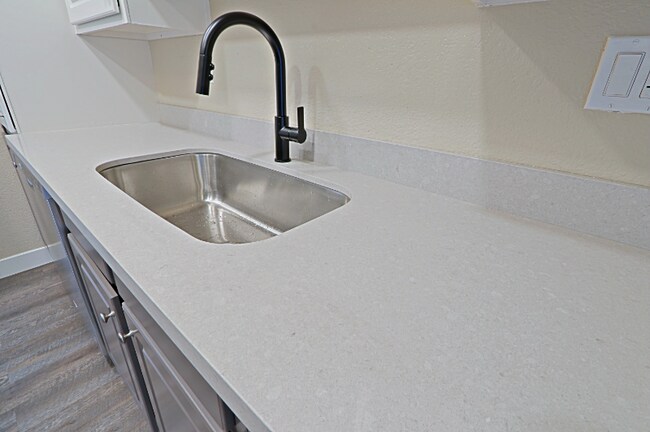 3810 N Maryvale Pkwy unit 2008, Phoenix, AZ 85031 - photo 5