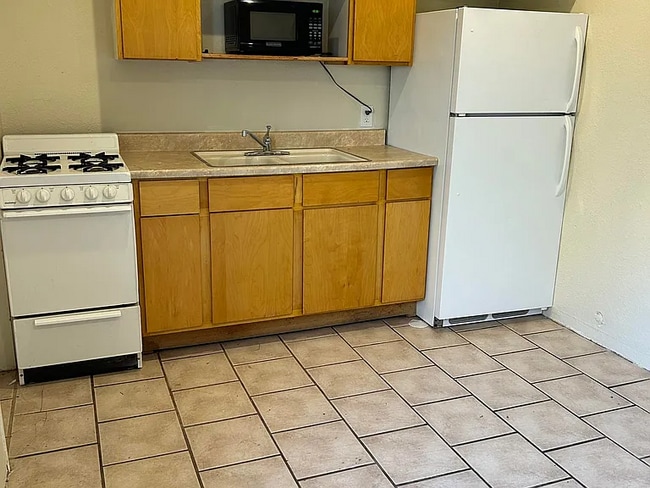 3837 E Technical Dr unit 3, Tucson, AZ 85713 - photo 2