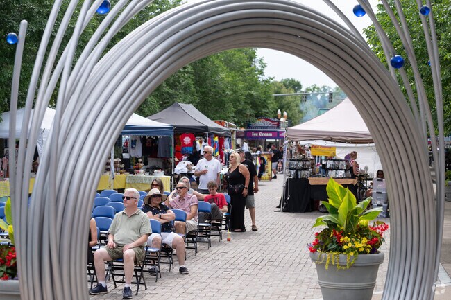 4th of July Weekend Street Festival in Niagara Falls has bands and dance performances.