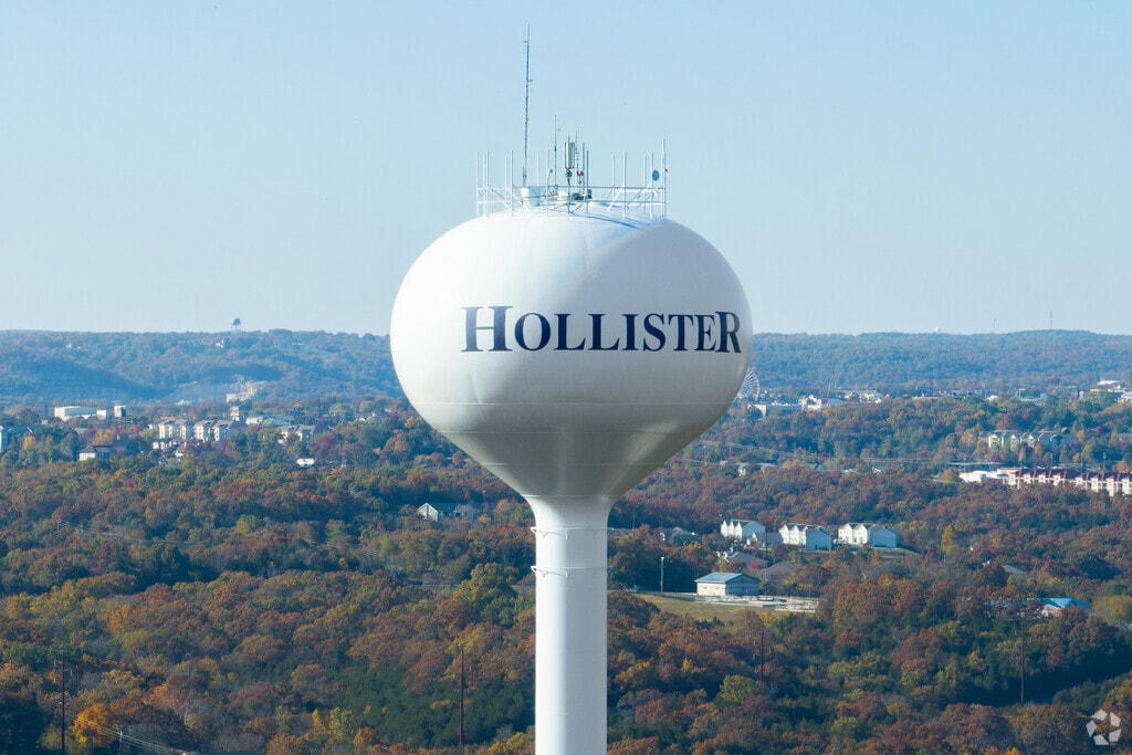 Hollister gives suburban tranquility near the bustle of Branson.