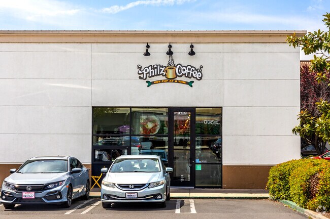 Philz Coffee offers Glenmoor residents a cozy place to enjoy specialty coffee and relax.