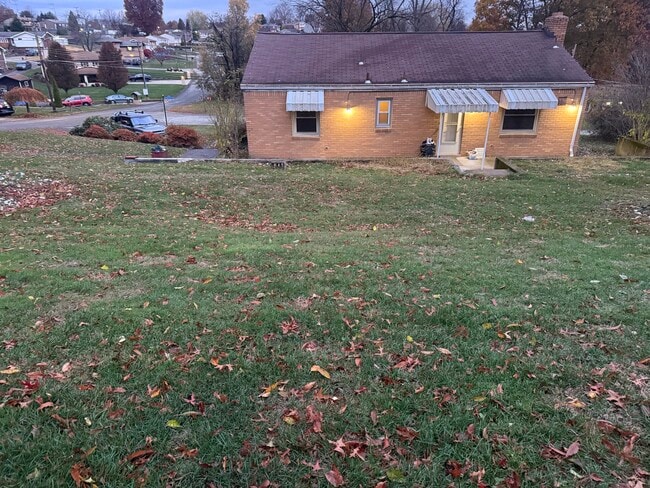 2 Hodgkiss Dr, Mc Kees Rocks, PA 15136 - photo 2