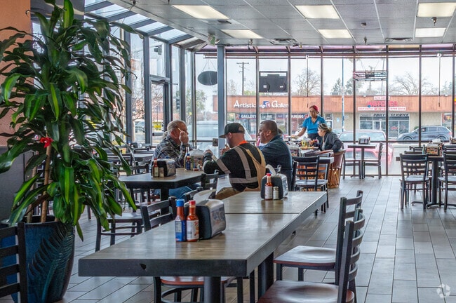 Enjoy lunch with friends in Encina.