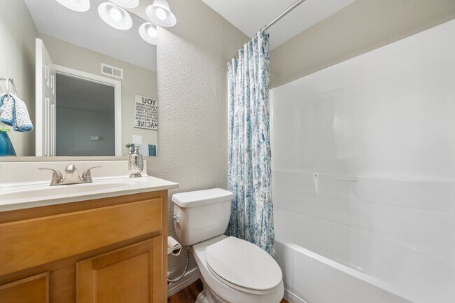 Bathroom w/ Shower/Tub Combination
