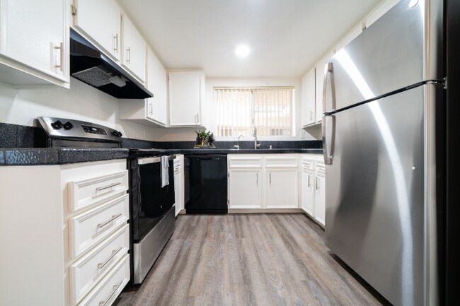 800 E Bobier Dr unit M5, Vista, CA 92084 - photo 6