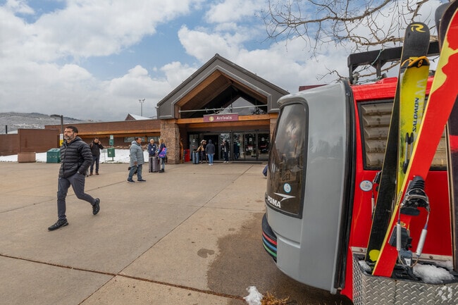 Aspen Airport arrivals welcome visitors with mountain charm and ski-themed décor.
