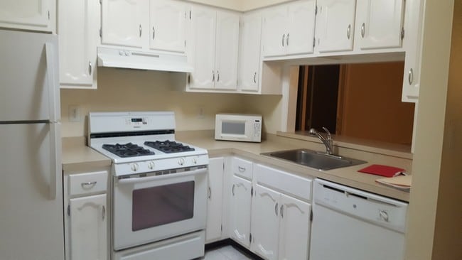 1802 Woodbridge Commons Way unit 2, Iselin, NJ 08830 - photo 2