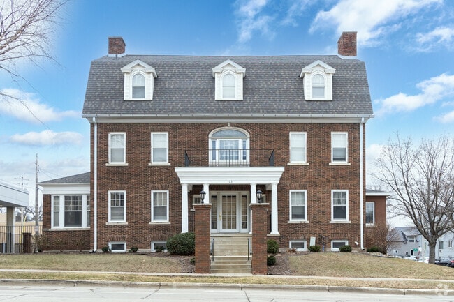 Many of the older homes in Rochester are colonial in style.