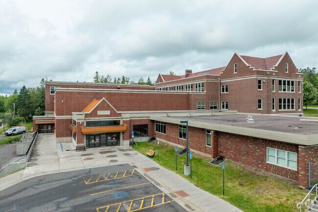 Congdon Elementary's minority enrollment is 17%, with a student-teacher ratio of 17:1.