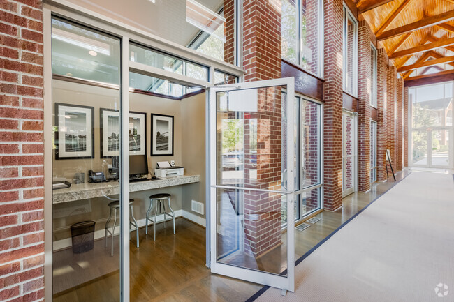 Club Apex - Business Center