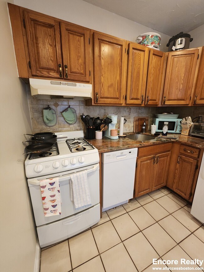 245 Kelton St unit 240-3, Allston, MA 02134 - photo 4