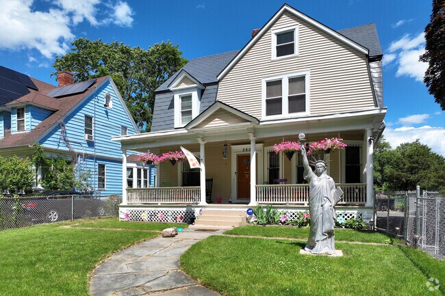 Most homes in North End offer between 3,000 and 5,000 square feet of space.