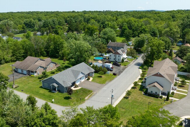 In downtown Gardiner, one is more likely to find multi-family homes and modest lot sizes.