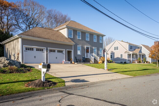 Somerset Reservoir offers beautiful contemporary colonial homes in a peaceful setting.