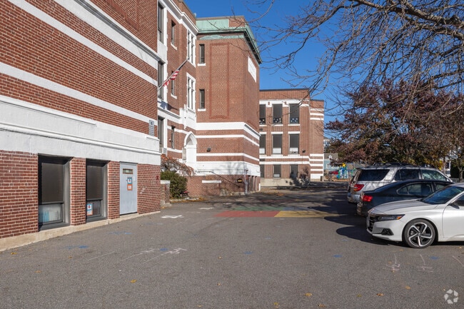 Hadley Elementary School has an overall grade of A- on Niche.