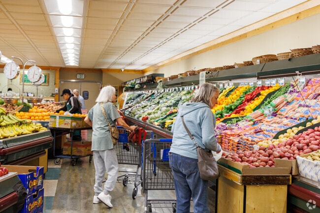 Lunardi's is the local grocery store for Palos Verde Area and has all your grocery needs covered.