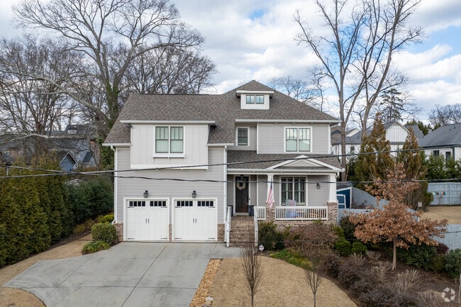 Modern farmhouses in Ashford Park often include high ceilings and large porches.