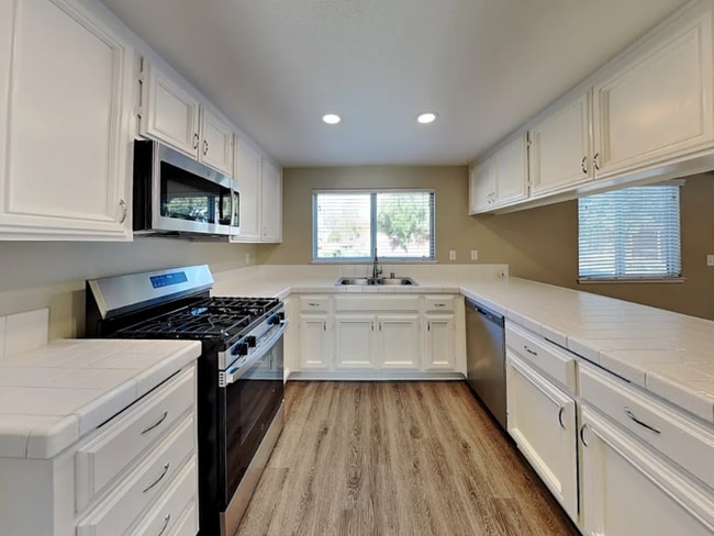 24805 Half Dome Ct, Murrieta, CA 92562 - photo 5