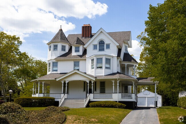 Interlaken's home styles include large Queen Anne houses.