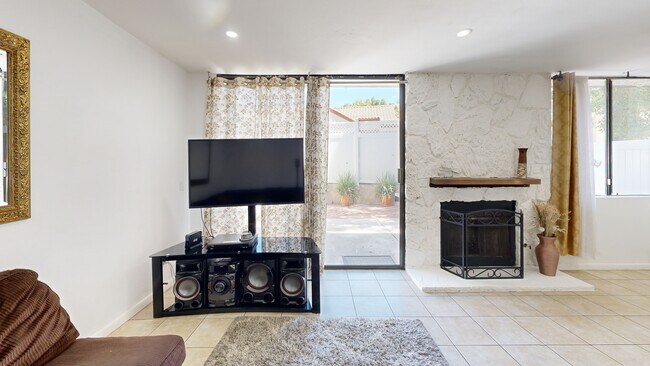 20940 Judah Ln unit 17, Newhall, CA 91321 - photo 2