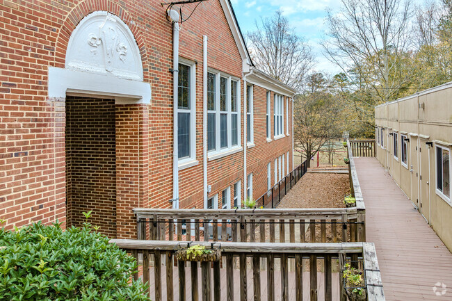 Winnona Park Elementary School scores an A according to Niche.