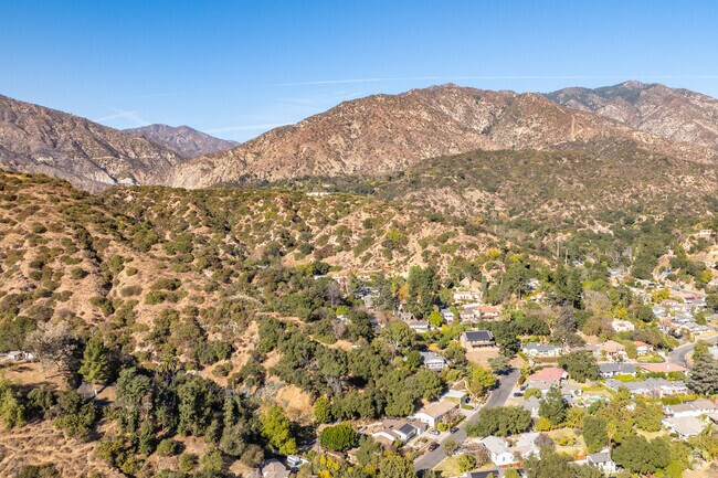 Monrovia’s northern border offers access to the expansive Angeles National Forest.