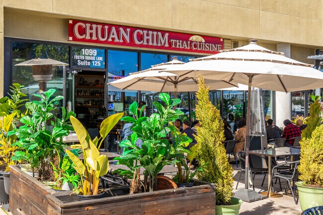 Some Treasure Isle restaurants offer sunny out-door dining.