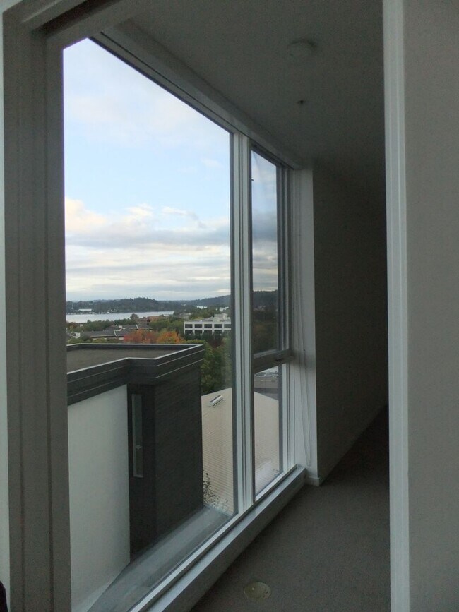 Sophia's View — Condo-Style 2BR/2BA Flats & Townhomes in South Portland, Portland, OR 97221 - photo 7