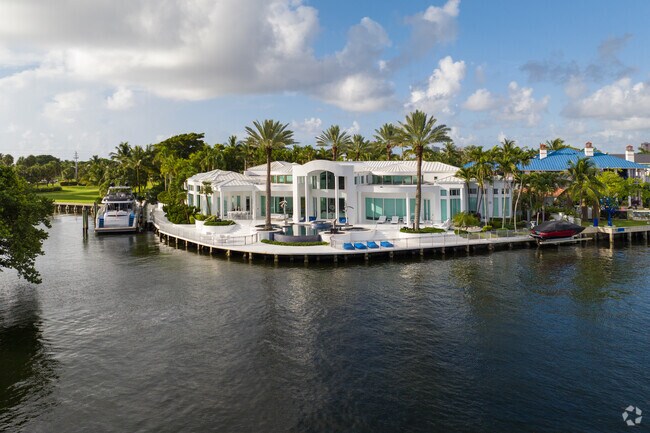 Discover waterfront estates in Boca Raton, offering stunning views and premium coastal living.
