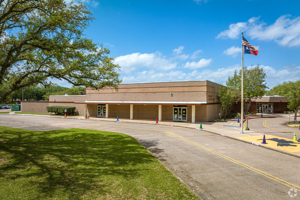 Highlands Elementary School's loop makes drop-off and pick-up time easy and convenient.