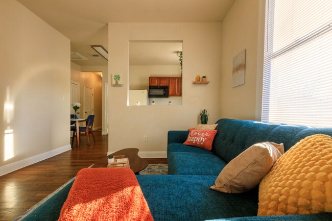 410 E Carson St unit 3, San Antonio, TX 78208 - photo 2