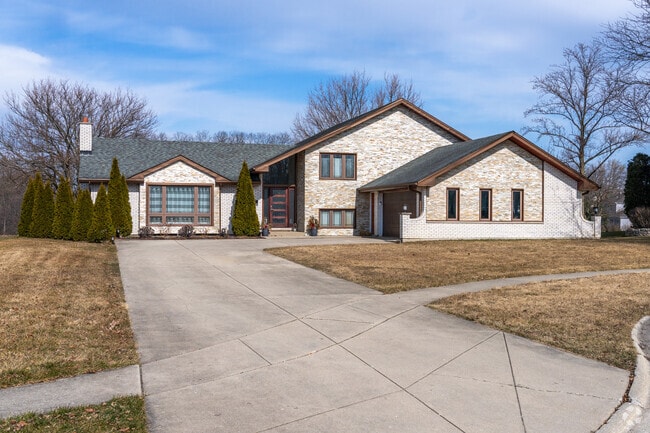 There are options for split-level ranches with beautiful brick exteriors in Willowbrook.