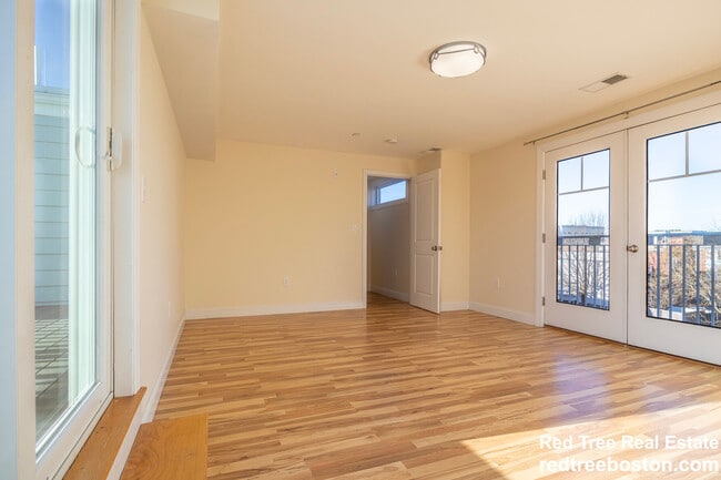 72 London St unit 3R, Boston, MA 02128 - photo 2