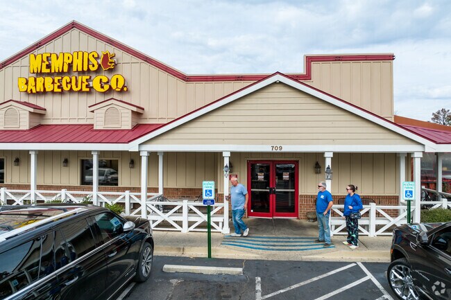 Enjoy a meal out with family and friends at Memphis Barbecue Company in Horn Lake.