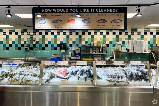 H Mart offers the freshest fish selection in Stelton, Edison, New Jersey.