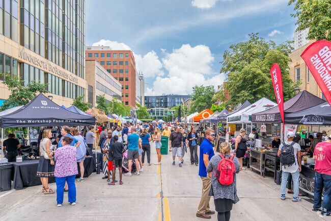 Thursdays Downtown features food vendors, artists, and live music.