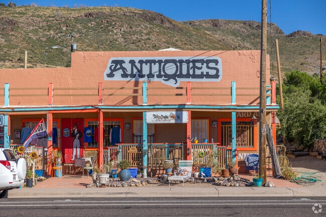 Yarnell, 3 miles south of Peeples Valley, has several antique shops.