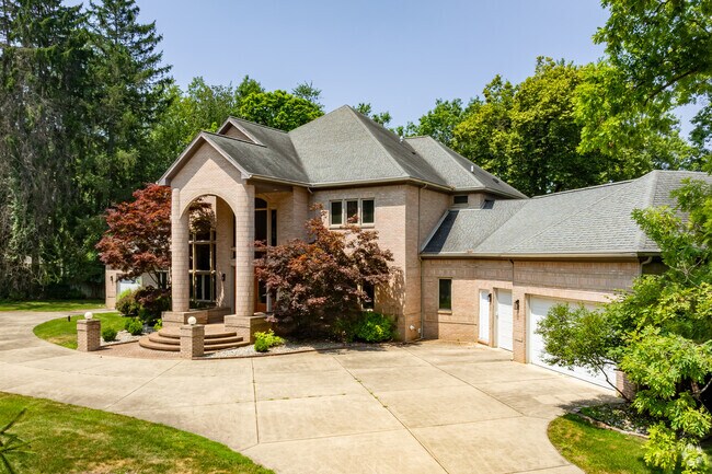 Home prices in Summit range from $50k for starter homes to over million for lakeside mansions.