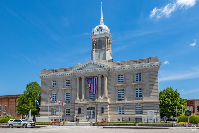 Maury County courthouse was built in 1906 in a Classical Revival style.