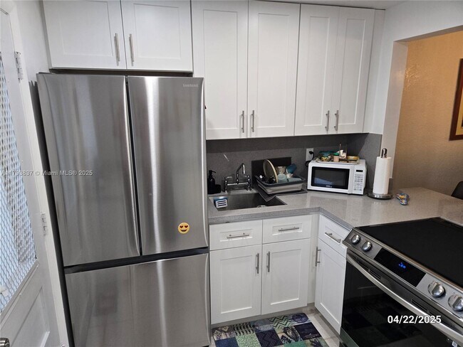 2905 Point Dr E, Aventura, FL 33160 - photo 4