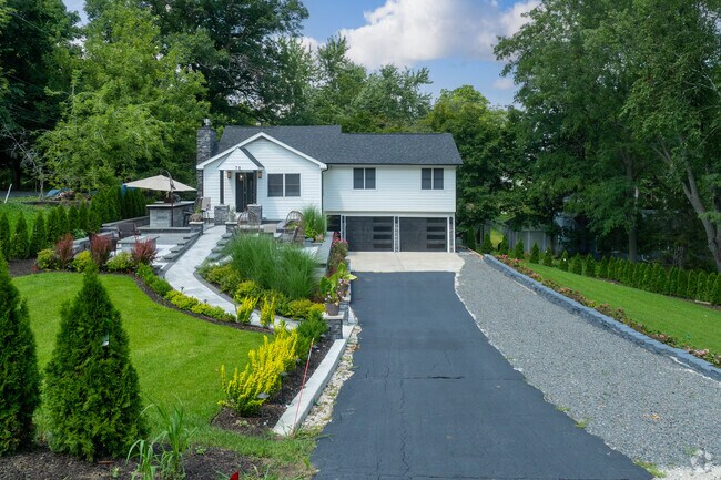 In recent years, more contemporary and custom-designed homes have come to Williams Bay.