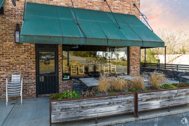 Residents enjoy Skyking Pizza for a quiet meal within the city.