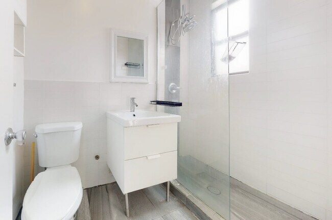 31-40-40 30th St unit B5, Queens, NY 11106 - photo 5